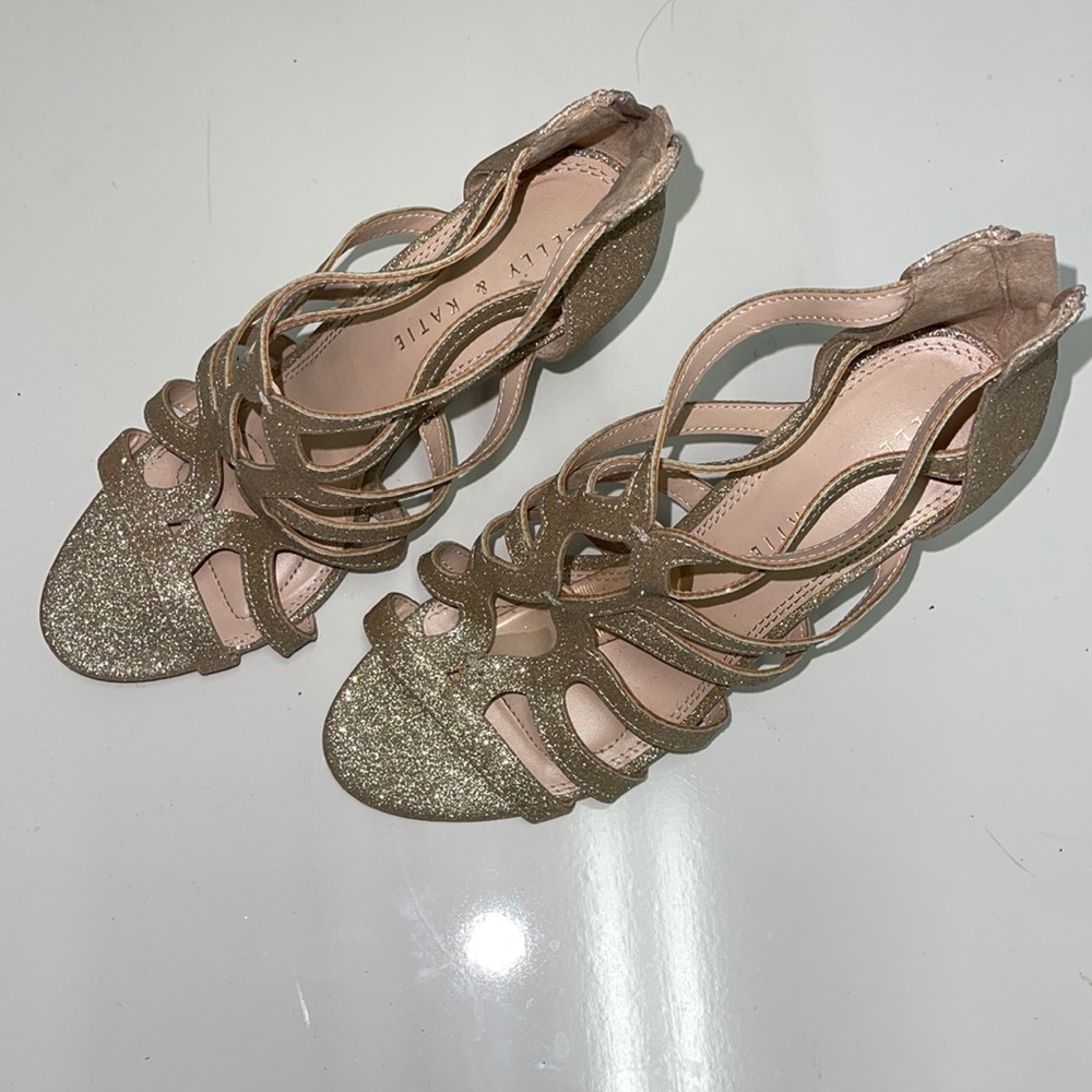 Kelly and Katie, Gold Heels
